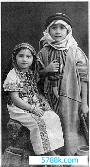 萨义德和姐姐在1940年